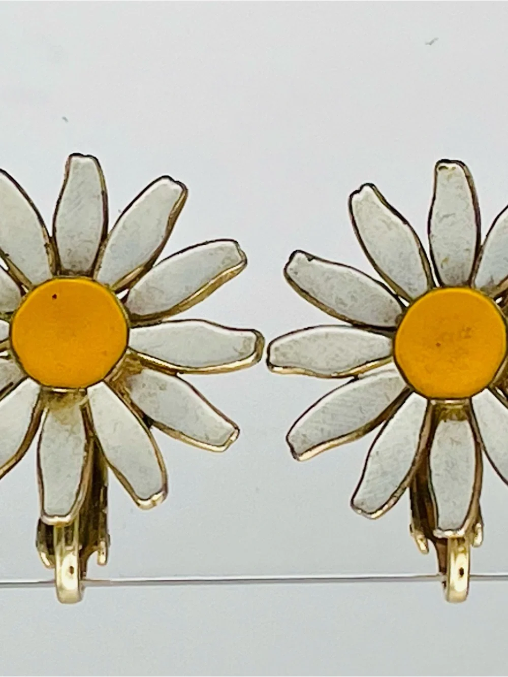 Vintage White & Yellow Enamel Daisy Clip-On Earrings. Mid century Modern